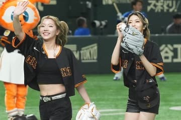 巨人ユニ＆へそ出し短パン姿が「かわいすぎる」　美しさ際立つ3人にSNSが「釘付け」