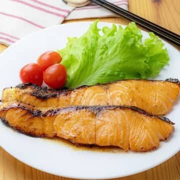 「今日のサケ、べらぼうにウマいね」「もう塩焼きには戻れないよ」コレに漬けてみて！一瞬で料亭の味になるサケの格上げレシピ3選