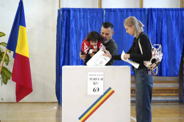ルーマニアで決選投票始まる　極右党首と首都市長が接戦