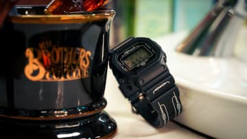 【G-SHOCK】ホワイトのピンストライプが個性的なMR.BROTHERS CUT CLUBとのコラボモデルが登場