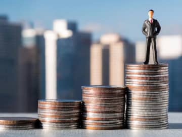 従業員数301～500人規模の「上場企業の年収ランキング」！ 2位「ストライク（1609万円）」、1位は？