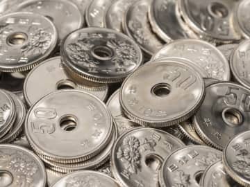 現行の50円玉が「11万円」に大化け！ 一体なぜ!? 高額になる「お宝」が見つかる可能性は？