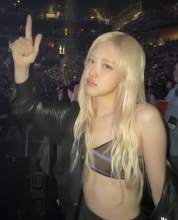 BLACKPINK・ロゼ、自由奔放すぎるブラトップ姿でライブ満喫、新曲好調のせいか
