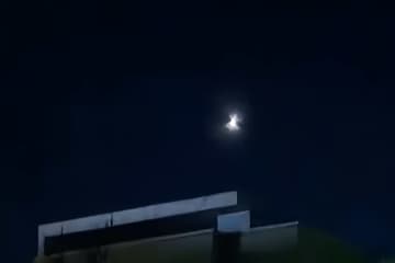 夜空に月のように明るく光る未確認飛行物体、新疆の複数の地点で目撃相次ぐ―中国メディア
