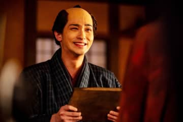 『べらぼう』が描く“100年先の思い”は視聴者にも響く　鱗形屋が蔦重に感じた“誇り”