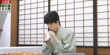 「まあかわいい！」誰の足跡？藤井聡太名人は“おしゃカワ”どら焼き注文 永瀬拓矢九段は“モンスターハンター”化？いちごスイーツ連投