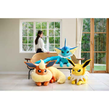 ポケモン「シャワーズ」「サンダース」「ブースター」の等身大ぬいぐるみがポケモンセンターにて本日まで受注販売実施中イーブイの進化形3匹が等身大サイズで再現