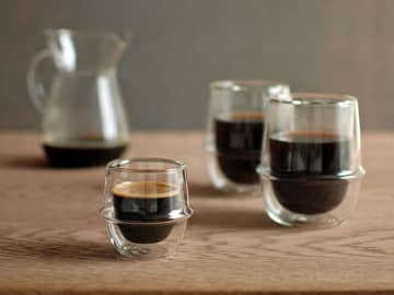 冷たいドリンクを飲んでも水滴がつきにくい！「KINTO ダブルウォール コーヒーカップ」