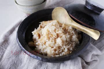 忙しい日にぴったり！炊飯器で作る「素材2つの炊き込みご飯」レシピ3選