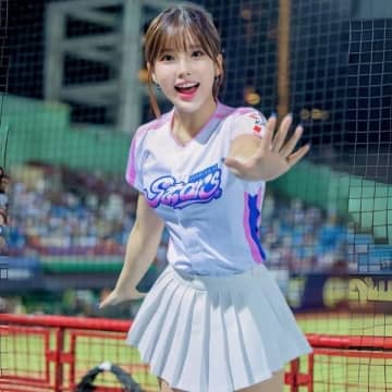 「超萌える！」台湾超人気チアが披露した“可愛すぎる招き猫”姿にファン喝采！「問答無用の美しさ」「持って帰りたいぞ」