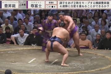 「え？ 初めて見たかも！！」大相撲・結びの一番で行司を襲った“緊急事態”にネット騒然！「変化に対応できなかったね」「コケてもちゃんと軍配」