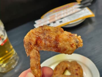 ピースサインの“鳥男”の看板でお馴染み、名古屋発「世界の山ちゃん本店」の名物「幻の手羽先」