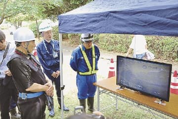 道路陥没事故対策検討委／横浜市で管路調査現場視察、点検にロボ活用、遠隔で内部確認