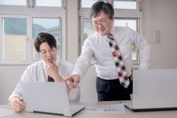 令和の新人教育「見て覚えろ」は通用しない？ IT営業40代「仕事の背景を説明しないと納得しない」 一方で「見せて、やってみせるでしか伝承できない」という40代も