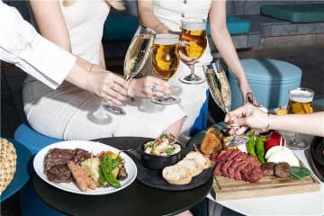 W大阪、オープンエアテラス「WET DECK」と隣接するバー「WET BAR」を夏季限定オープンし、「Summer Glow～Night Pool BBQ～」を開催
