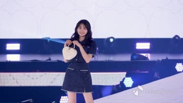 【動画】香音、美太もも全開　ハートバッグも光る上品ルック