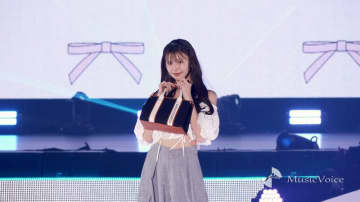 【動画】鈴木ゆうか、美ウエストをチラ見せ　上品大人ルック