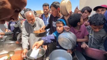 イスラエル、ガザへの人道支援物資搬入を2カ月以上ぶりに再開　トランプ政権からの圧力に屈したか