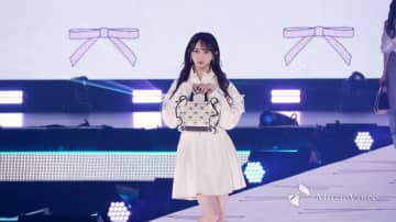 【動画】≠ME谷崎早耶、ミニワンピの爽やか純白コーデ　美脚も輝く