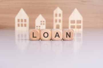 住宅ローンを変動金利で「3000万円」借りたばかりなのに、4月から基準金利が「0.25％」引き上げに！ 影響額はどのくらい？ 手元に100万円の余剰資金がありますが“繰上げ返済”したほうがいいですか？