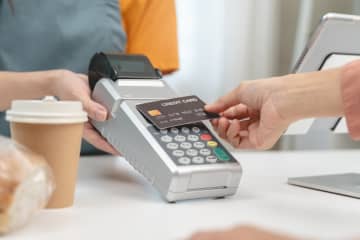 クレジットカードの「暗証番号入力」が必須になったと聞きました。「タッチ決済」できるカードでも、これからは毎回暗証番号の入力が必要なのでしょうか？“サイン認証の廃止・暗証番号の必須化”について解説