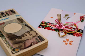 叔父から就職と卒業祝いとして年末に「200万円」をもらったのですが「急な入用が発生したからいったん返してほしい」と言われました。税金は申告済みですが取り消せますか？