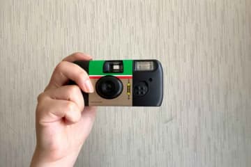 「どうやって見るの？」　中学生の娘が「写ルンです」でパニックに…「今の子知らないですよね～」共感続々