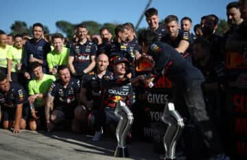 フェルスタッペン、レッドブル400戦目に圧勝「予想以上のパフォーマンス。アップグレードが機能した」