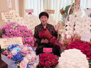美川憲一、豪華＆華やかな花に囲まれた79歳BDショット公開