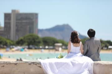 ハワイで結婚式を挙げるメリットや費用は？グアムがおすすめの理由も解説！