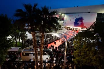 「鳥人間」現わる。カンヌ映画祭のレッドカーペットでいったい何が...