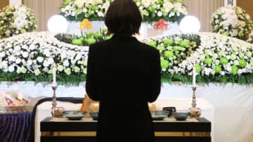 きのう電話で話したばかりだったのに…男手一つで育ててくれた77歳父、急逝。48歳一人娘が「あんなお葬式でよかったのか」後悔に苦しむワケ