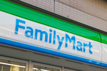 ファミマの駐車場に佇む「小型飛行機」　違和感しかない光景に目を疑う