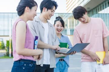娘の大学費用が足りず奨学金を借りることに。お金を用意できなかった負い目もあり、卒業後は月5万円援助する予定ですが、これは「贈与」になりますか？