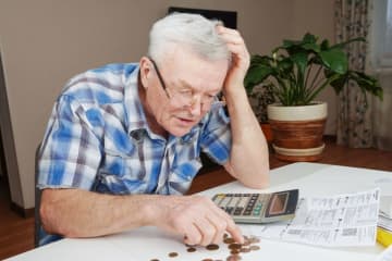 63歳から「特別支給の老齢厚生年金」を受給中です。厚生年金が「年60万円」なので“繰下げ受給”で金額を増やしたいですが、特別支給の老齢厚生年金を受け取っていても可能ですか？ 具体的な金額も試算