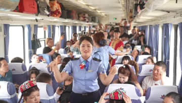 中国・新疆ホータン地区の鈍行列車で文化イベント