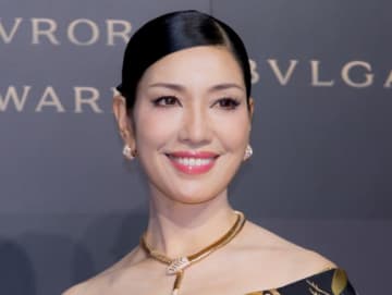 アンミカ53歳、脚線美際立つ大人の短パンコーデに称賛「目の保養」「お美しい」