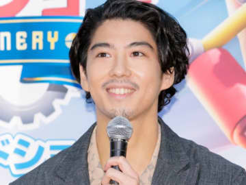 賀来賢人35歳、近影で“筋肉美”が炸裂「腕の筋肉すごい」「三頭筋最高」