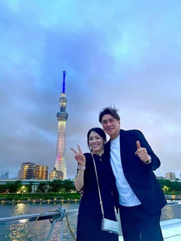 川崎麻世、屋形船での妻との“手つなぎ2ショット”公開「いつも仲良く最高」「絵になります」などの声