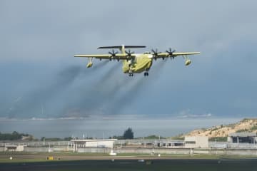 中国で開発された水陸両用機AG600「鯤竜」、量産初号機が試験飛行に成功