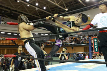 【新日本】『BOSJ』デスペラードがH.O.Tの策謀を打破！マスクを脱ぎ捨てた逆転劇でSHOに一撃「この負けは八王子のせいじゃ、オラ！」