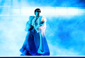 バッド・バニー、『SNL』シーズン50のフィナーレで2曲披露　スカーレット・ヨハンソンと共演