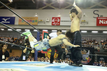 【新日本】『BOSJ』YOHが“蒼魔刀”を繰り出しMAOを撃破「君も僕も2勝3敗。同じ横一列じゃない」