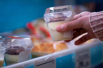 「誰かカゴ持ってきてー」　ジョージア大使の父が日本のコンビニで爆買い　うれしそうな姿に共感続出