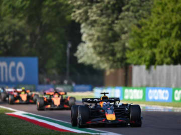 【F1第7戦 エミリア・ロマーニャGP決勝】フェルスタッペンがアップデートで反撃、マクラーレンを抑えて今季2勝目