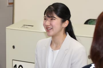 愛子さま　1日目はグレーのパンツスーツ、入居者の目線までしゃがまれての懇談…初の能登ご訪問で見せられた“雅子さま流”の姿勢