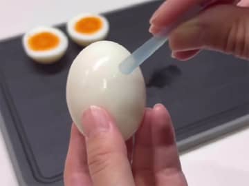 ゆで卵の『白身』をストローで？　できたものに「作りたい」「子供にも教えなきゃ」