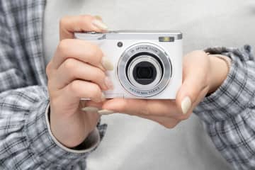 Kenkoの「お散歩カメラ」にホワイトモデルが登場。光学5倍ズームレンズやグリップを搭載