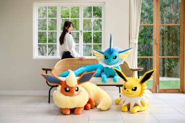 『ポケモン』イーブイとのサイズ差にビックリ！シャワーズ、サンダース、ブースターの「等身大ぬいぐるみ」受注販売は本日5月19日まで