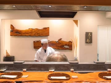 河口湖唯一の湖上レストラン『HAMANASHI HOUSEBOAT』が毎週金曜日夜「天ぷら竜の会 ～Friday is Fry Day～」を開催　『天ぷら竜』の職人技と『HAMANASHI HOUSEBOAT』が紡ぐ湖上の新たな物語